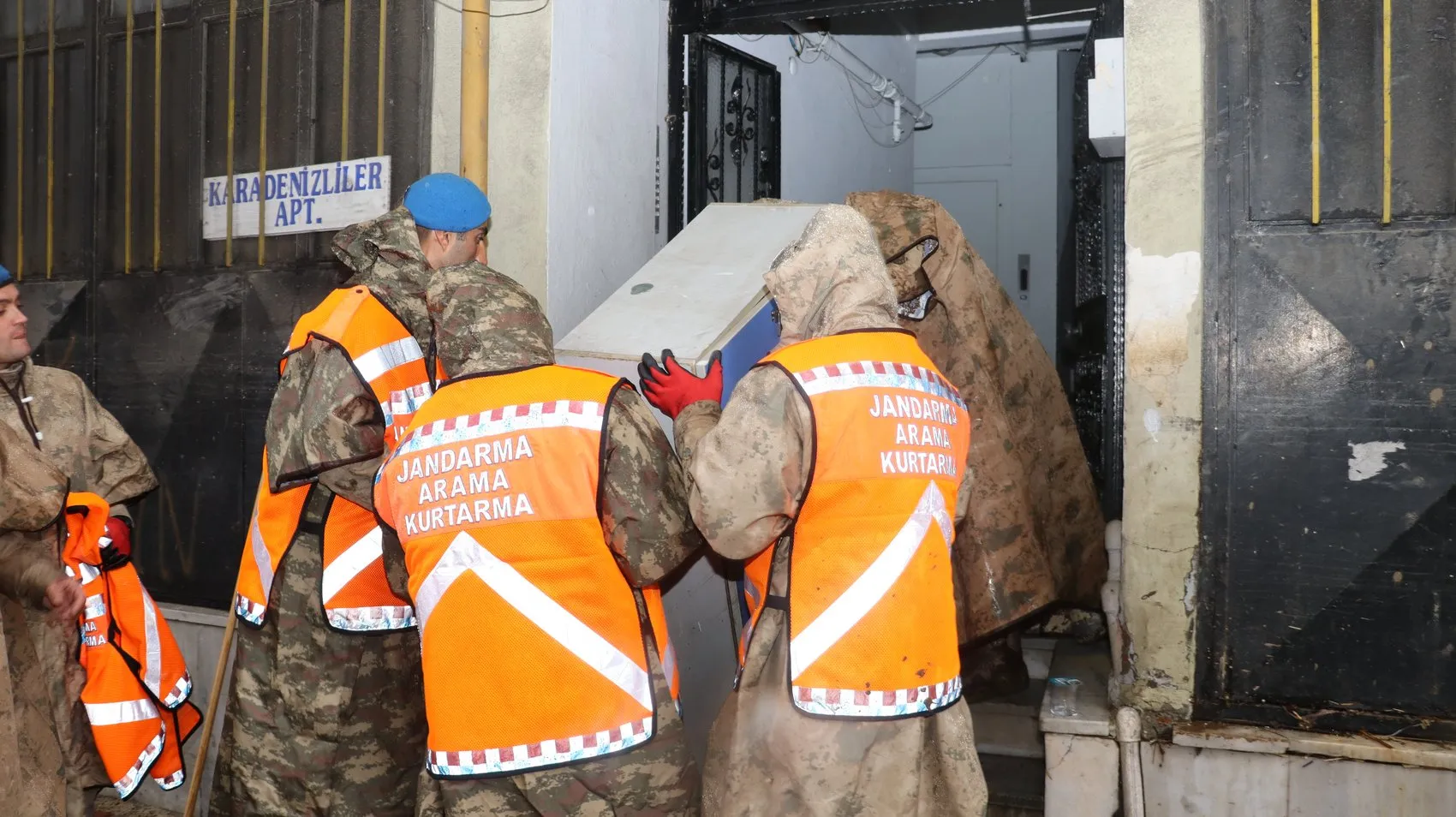 Ayazağa'da selin izlerini silmek için seferberlik: Jandarma sahada