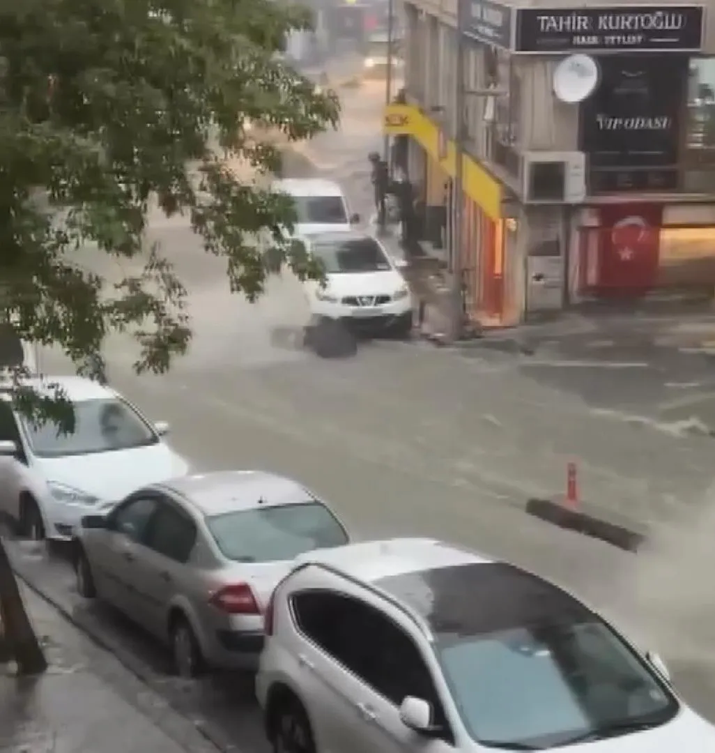 İstanbul'da sağanak dehşeti: Sel sularına kapılan kadın ölümden döndü