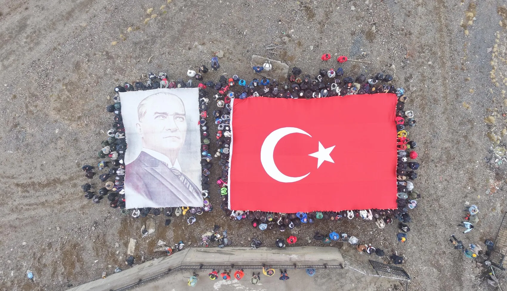 Palandöken'in zirvesinde 103 yıllık gurur: Gençler Cumhuriyet için tırmandı