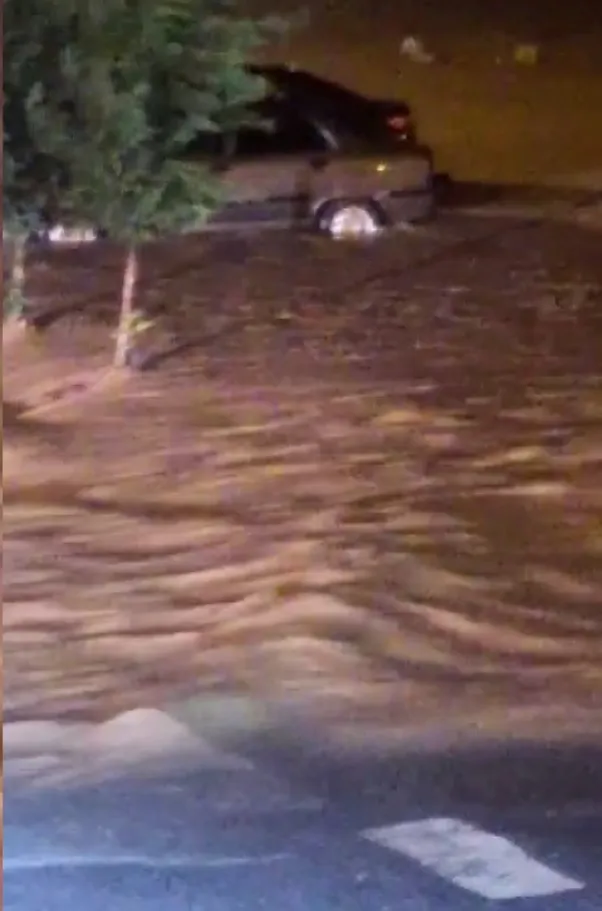 Karasu'da sel kabusu: Yol kapandı, otobüs seferleri durdu