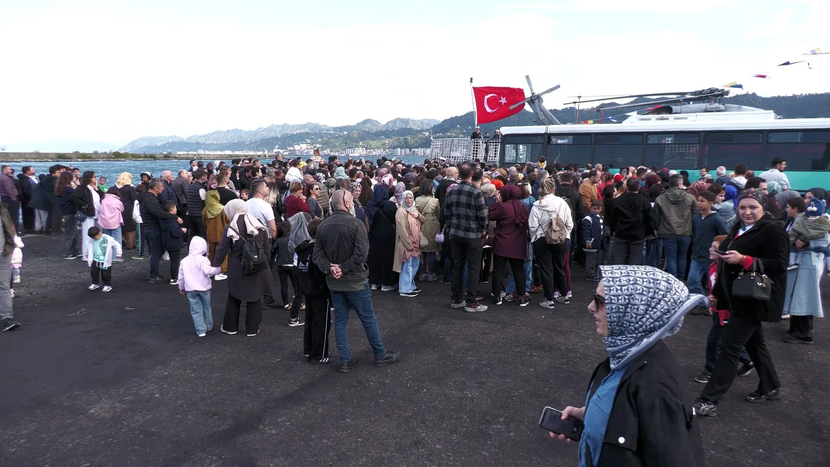 Rize Limanı'nda dev buluşma: Milli gurur TCG İstanbul'a Rizelilerden yoğun akın