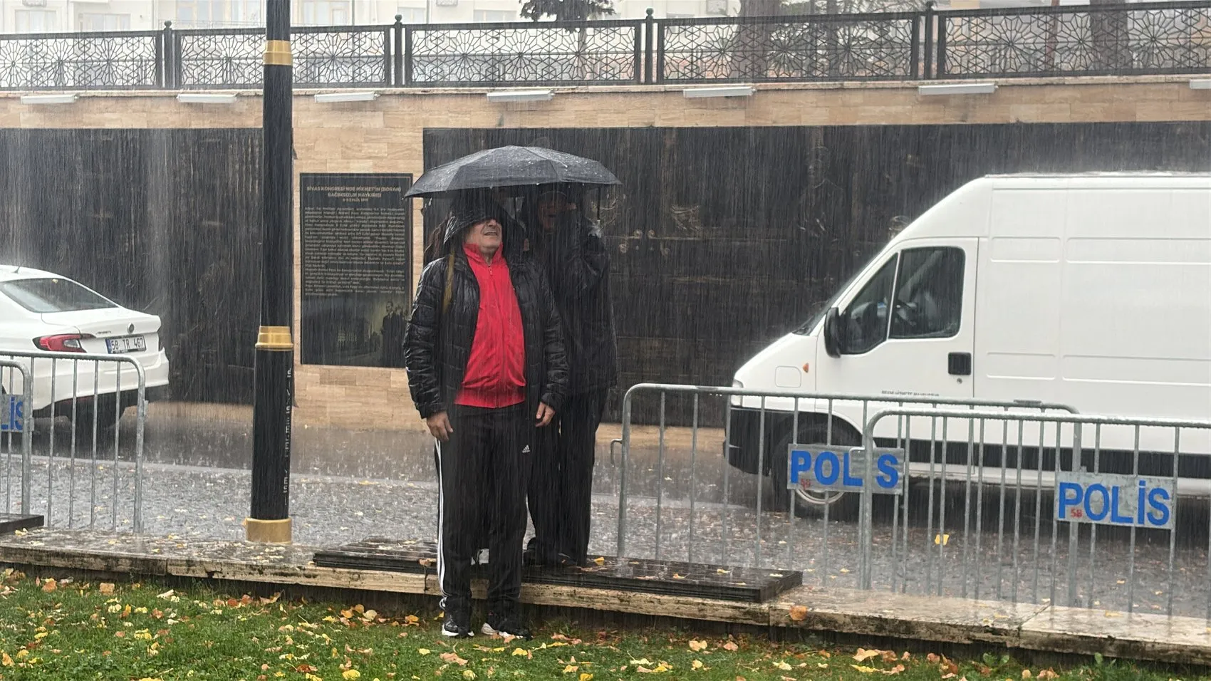 Sivas'ta Cumhuriyet coşkusuna yağmur molası: Protokol zor anlar yaşadı