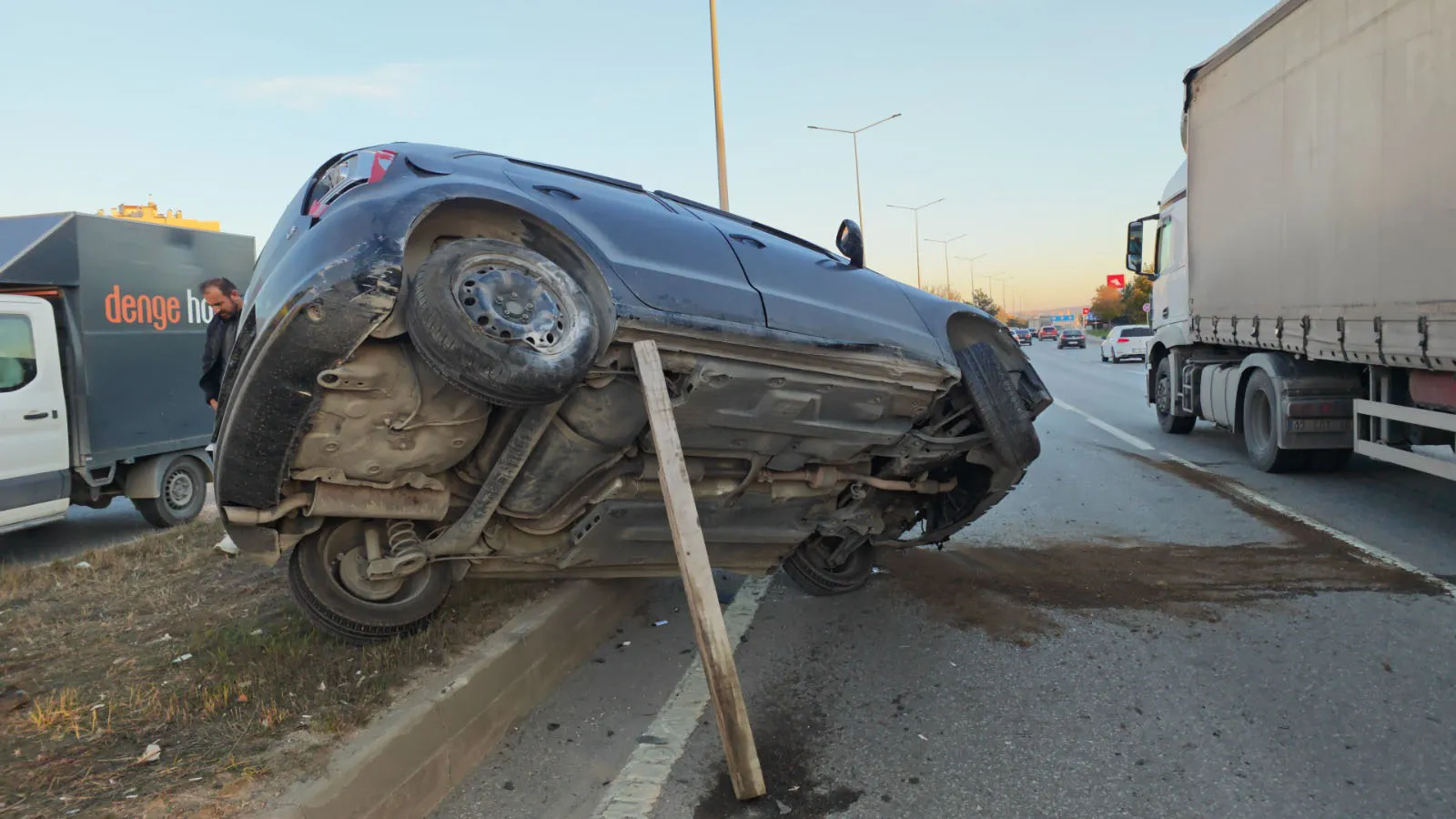 Eskişehir-Ankara yolunda korkunç kaza: Otomobil hurdaya döndü
