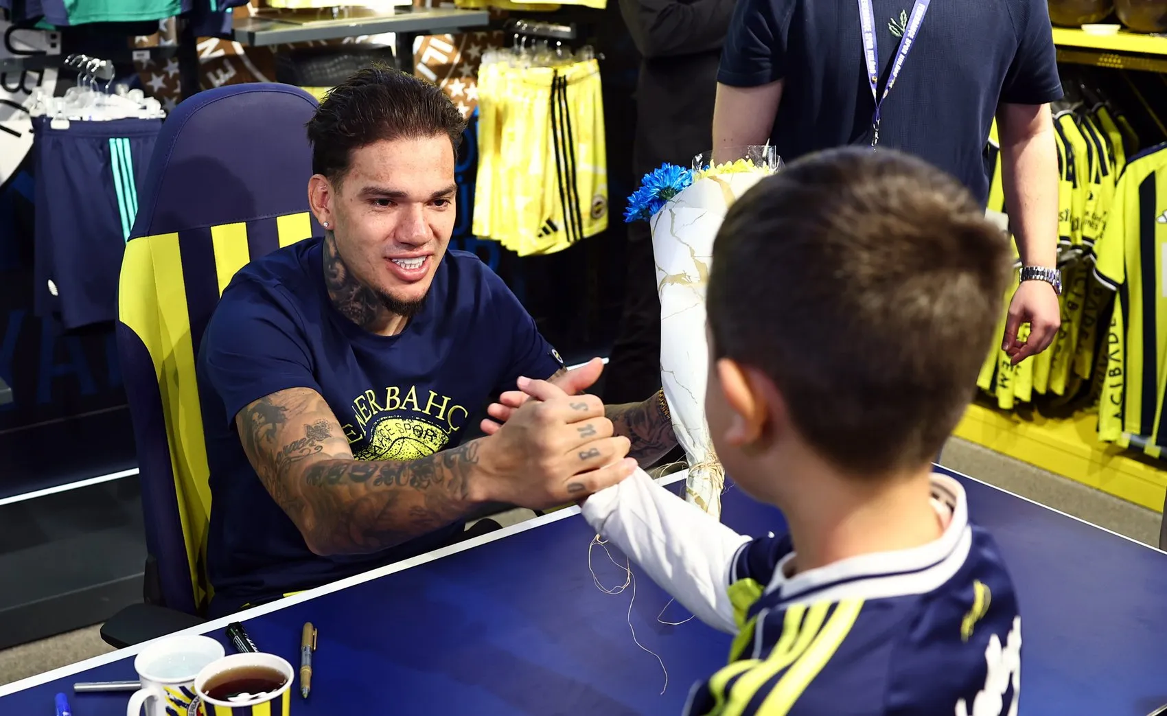 Fenerbahçe'nin yıldız eldiveni Ederson taraftarıyla kucaklaştı