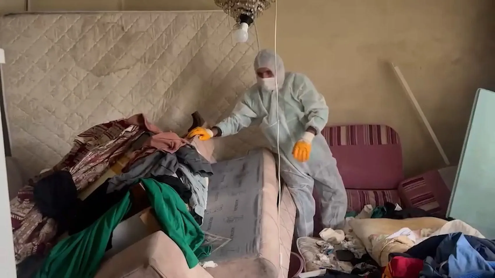 Cihangir'de çöp ev alarmı: Tonlarca atık mahalleliyi canından bezdirdi