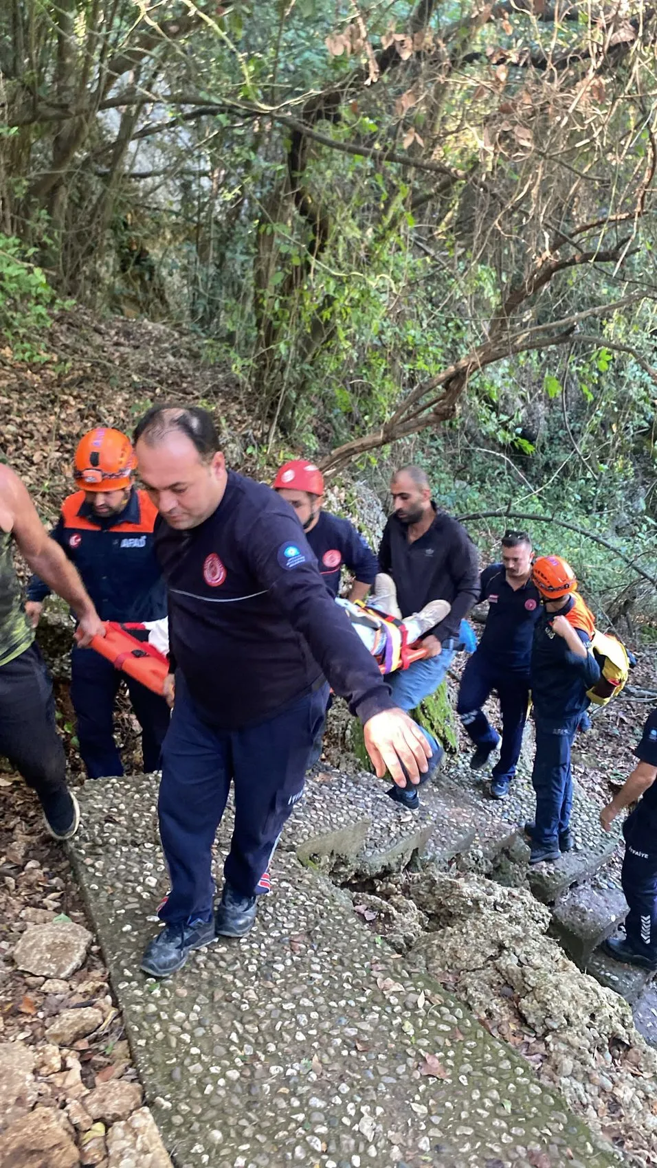Kurşunlu Şelalesi'nde korku dolu anlar: Kayalık yolda dengesini kaybeden turist metrelerce sürüklendi