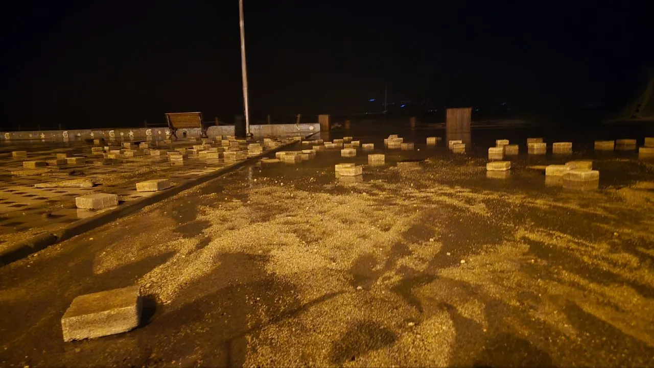 Mudanya sahilinde doğa öfkesini kustu: Dev dalgalar kordonu yerle bir etti