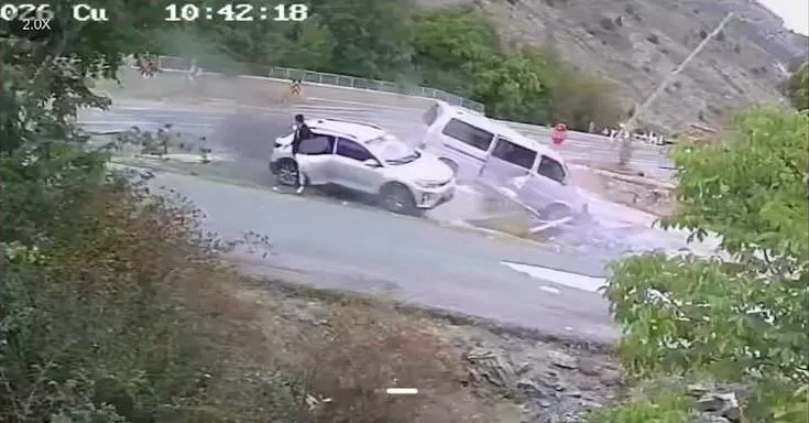 Gümüşhane'de saniyelerle gelen mucize: Durakta beklerken ölümden döndü