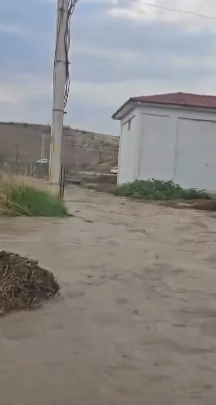 Bağlıkaya'da aniden bastıran sağanak hayatı felç etti: Dereler taştı, evleri su bastı