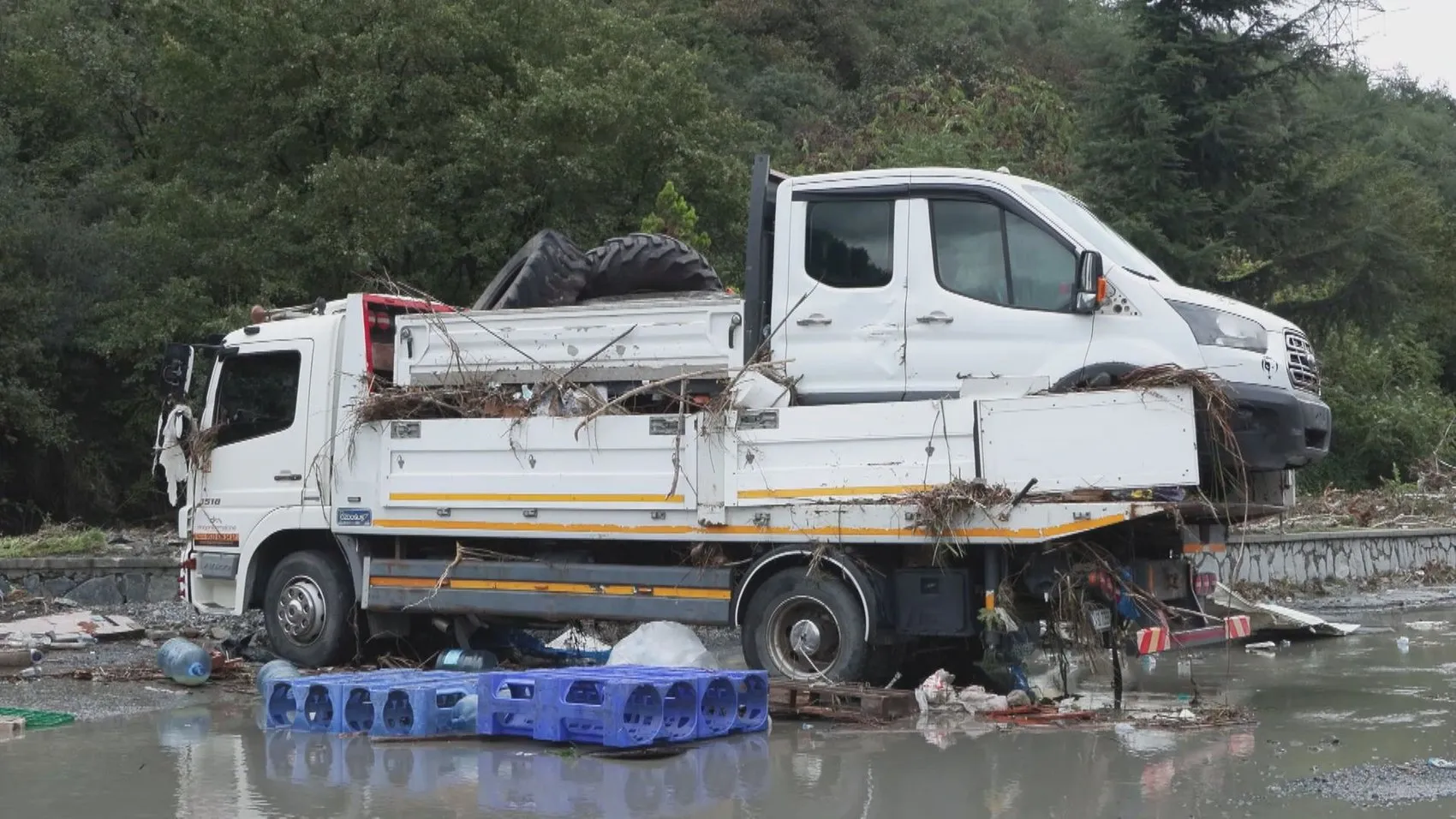 Ayazağa'da sel dehşeti: Bir kilometre sürüklenen araçtan camı kırarak kurtuldular