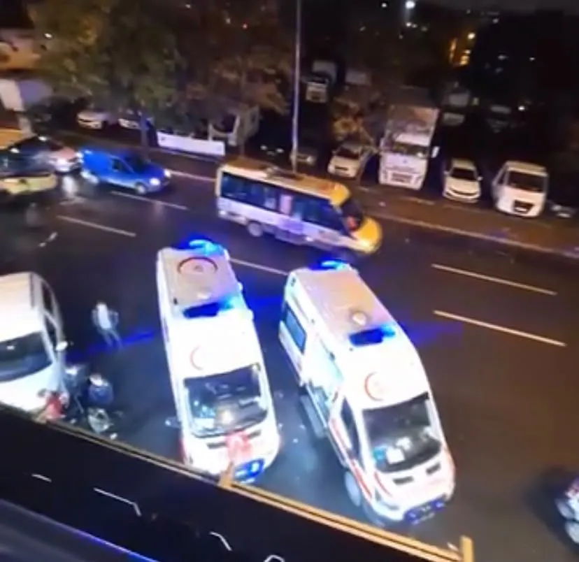 Bağcılar'da yağmur kazayı beraberinde getirdi: İETT otobüsü park halindeki araca daldı