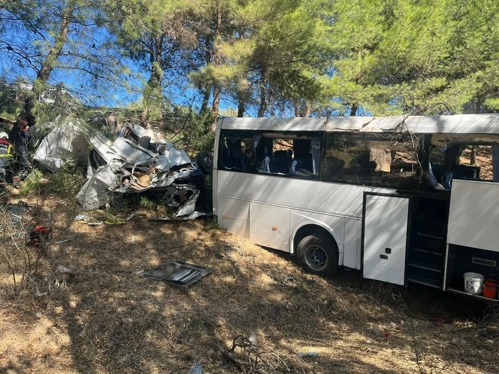 Aydın'da korkunç kaza: Bariyerleri aşan araçlar uçuruma sürüklendi