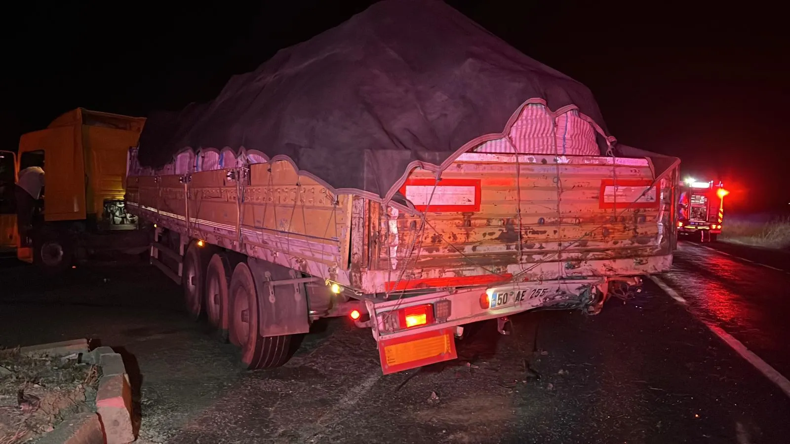 Nevşehir'de akşam saatlerinde acı bilanço: Patates yüklü TIR'a çarpan otomobildeki çift hayatını kaybetti
