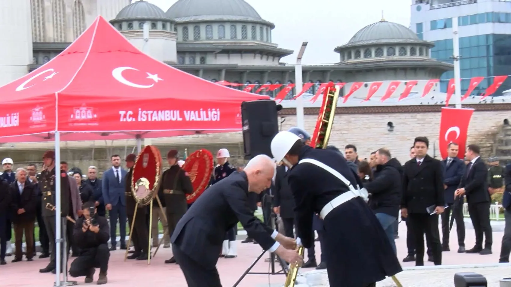 Taksim'de Cumhuriyet coşkusu: Anıt önünde resmi tören düzenlendi