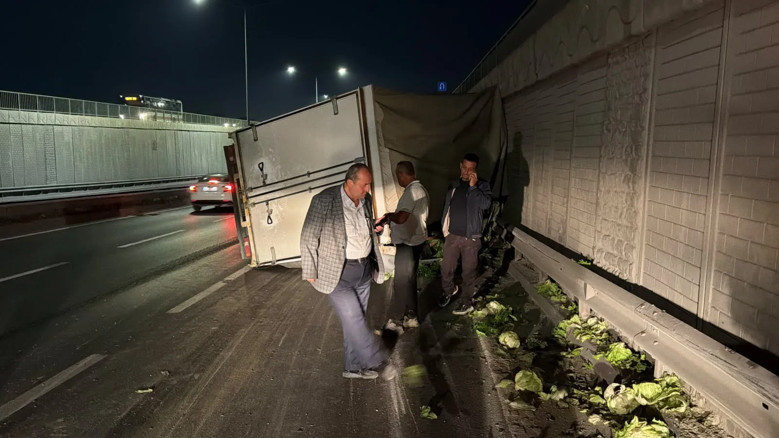 Minik bir canı kurtarmak isterken tonlarca yük yola saçıldı