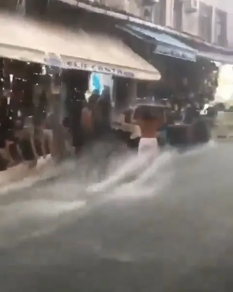 Tahtakale'de sularla boğuşan esnafın zor anları: Akıntıya kapılmaktan kıl payı kurtuldu