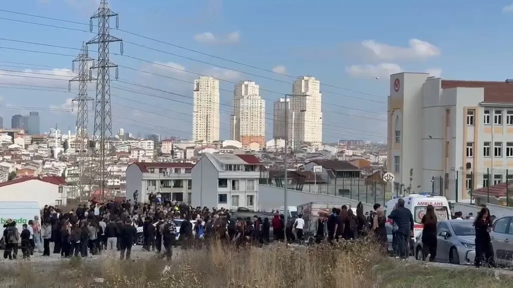 Esenyurt'taki lisede kanlı hesaplaşma: Sınıf arkadaşını bıçakladı