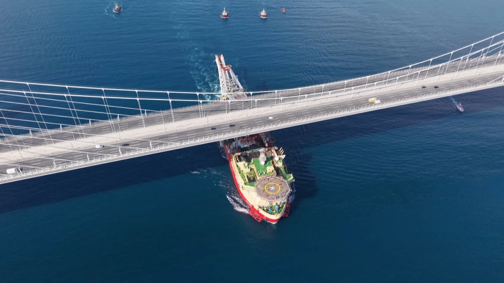 Devasa boru döşeme gemisi İstanbul Boğazı'nı bir kez daha arşınladı