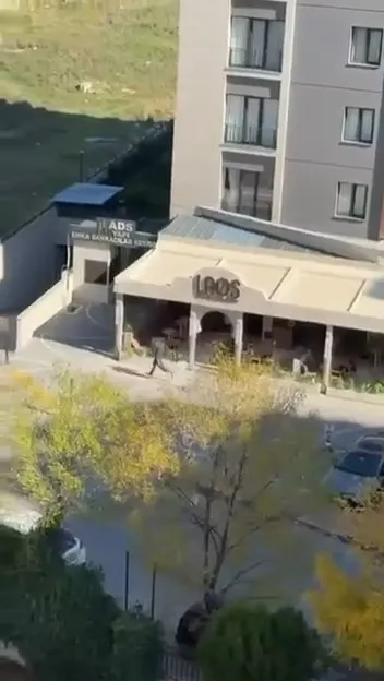 Esenyurt'ta dehşet anları: Kuyumcuya kurşun yağdırdı, yoldan geçen sürücünün aracını gasp edip kaçtı