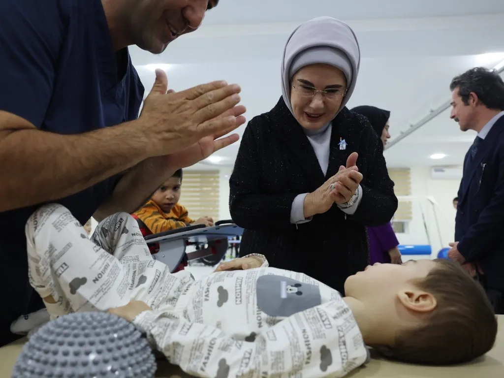 Semerkant'ta anlamlı buluşma: Emine Erdoğan özel çocuklar için kurdele kesti