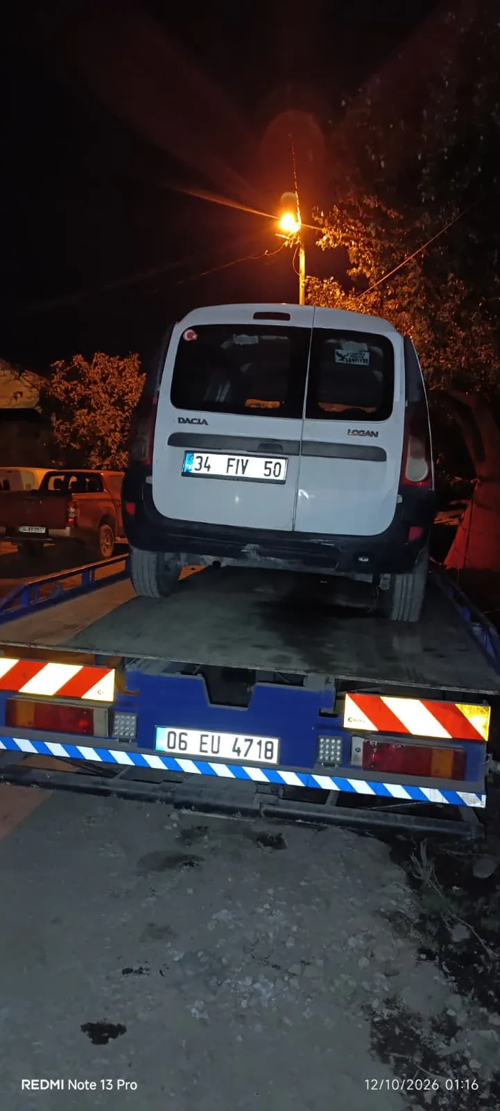 İstanbul trafiğinde akılalmaz anlar: Otomobilin kapısından sarkarak yolculuk yaptı