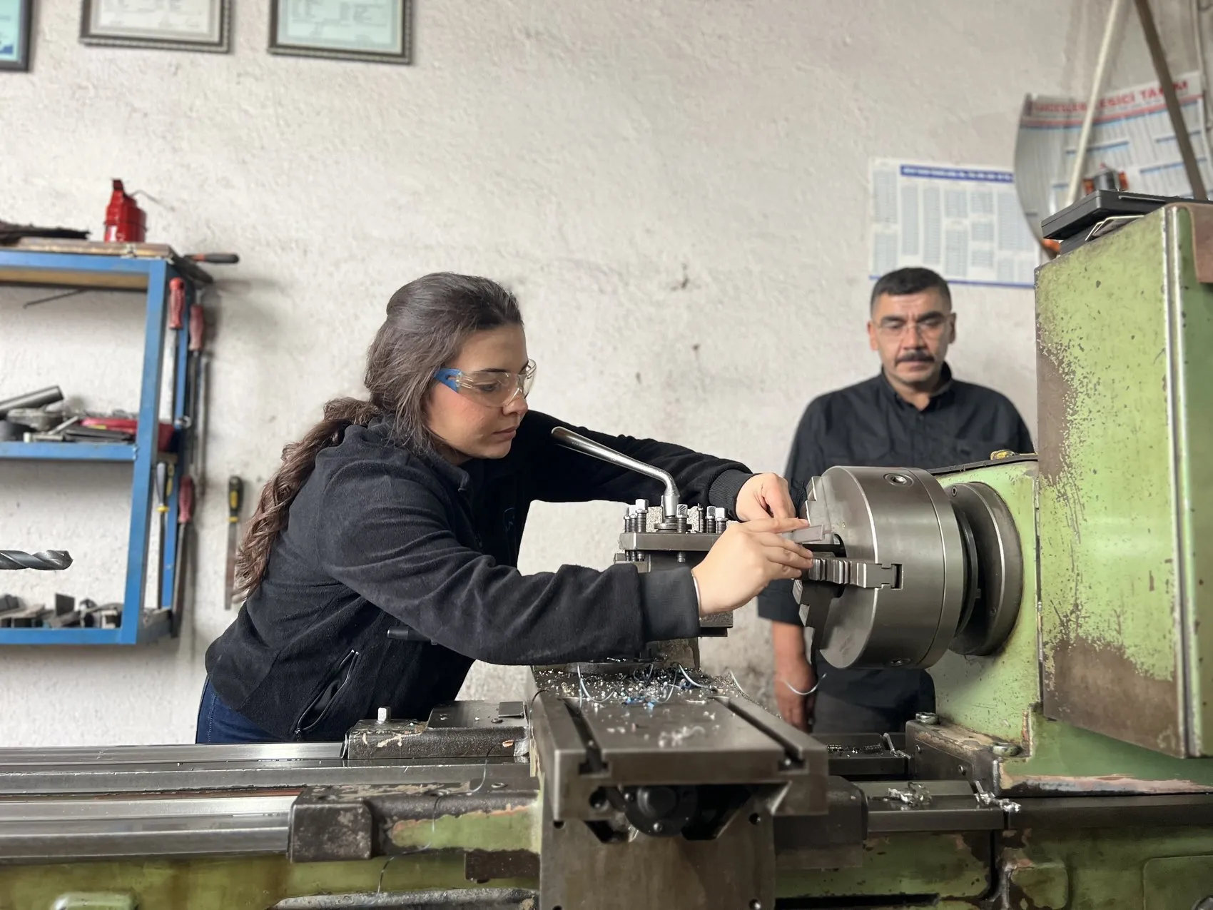 Sanayinin tozlu yollarından dev fabrikalara: 18 yaşındaki Fatma Sena erkek egemen dünyada ezber bozuyor