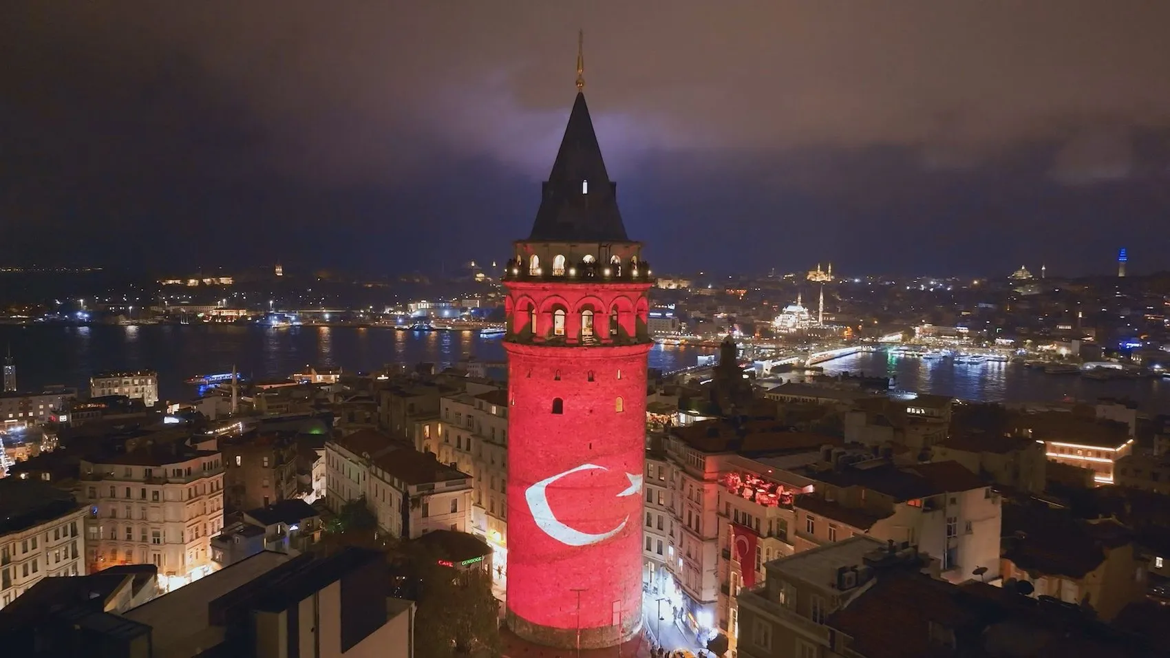İstanbul'un silüetinde Cumhuriyet coşkusu: Galata Kulesi'nde görsel şölen