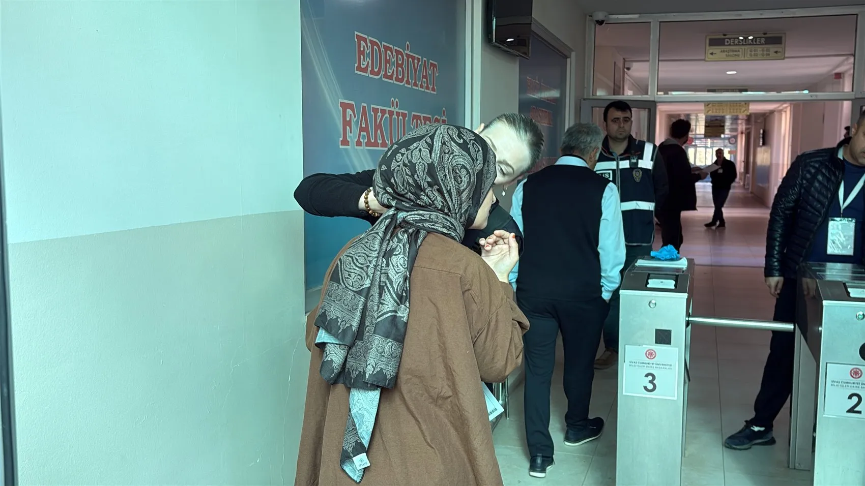 Sivas'ta nefes kesen KPSS maratonu: Kapılar kapanmadan saniyeler önce gelen kurtarıcı müdahale