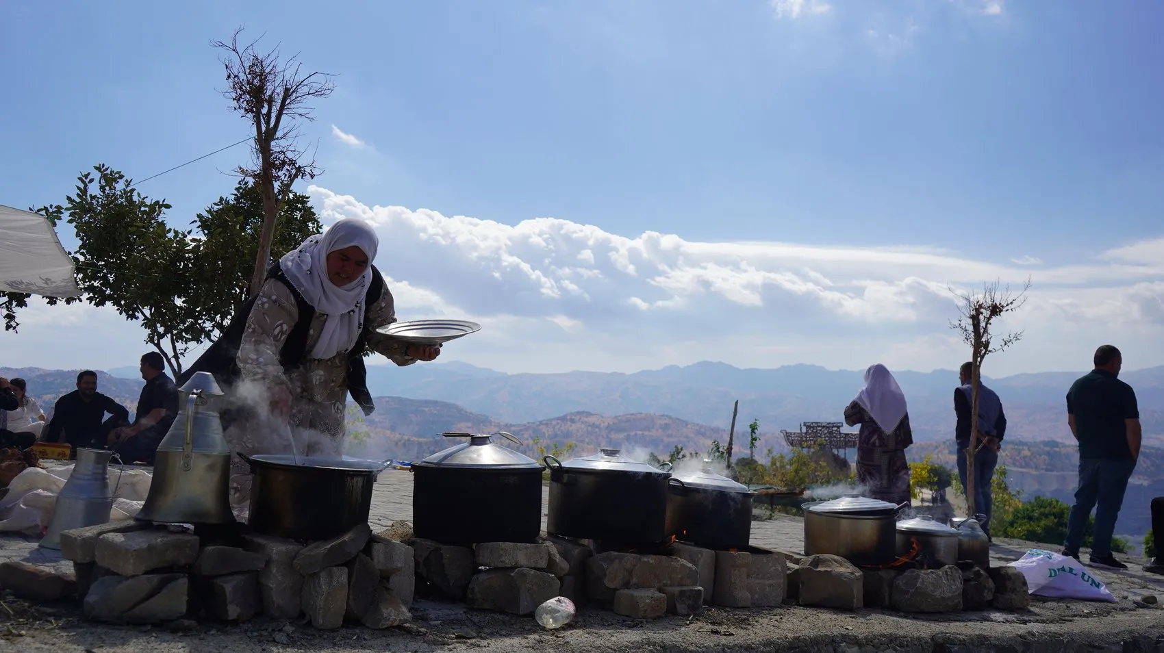 Cudi Dağı'nın gölgesinde 300 yıllık buluşma: 5 bin kişi aynı sofrada barış için bir araya geldi