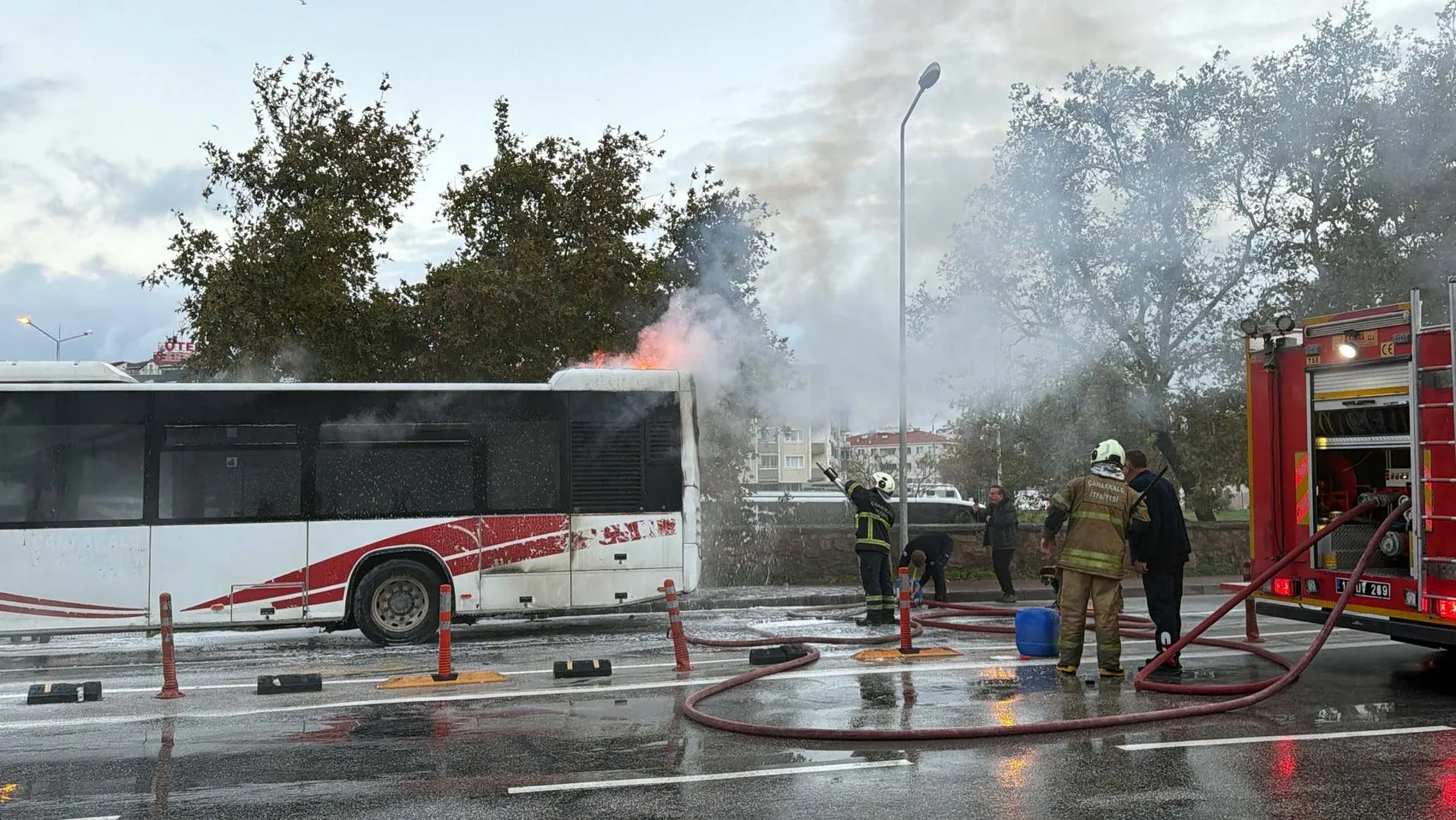 Çanakkale'de korkutan anlar: Seyir halindeki otobüs alevlere teslim oldu