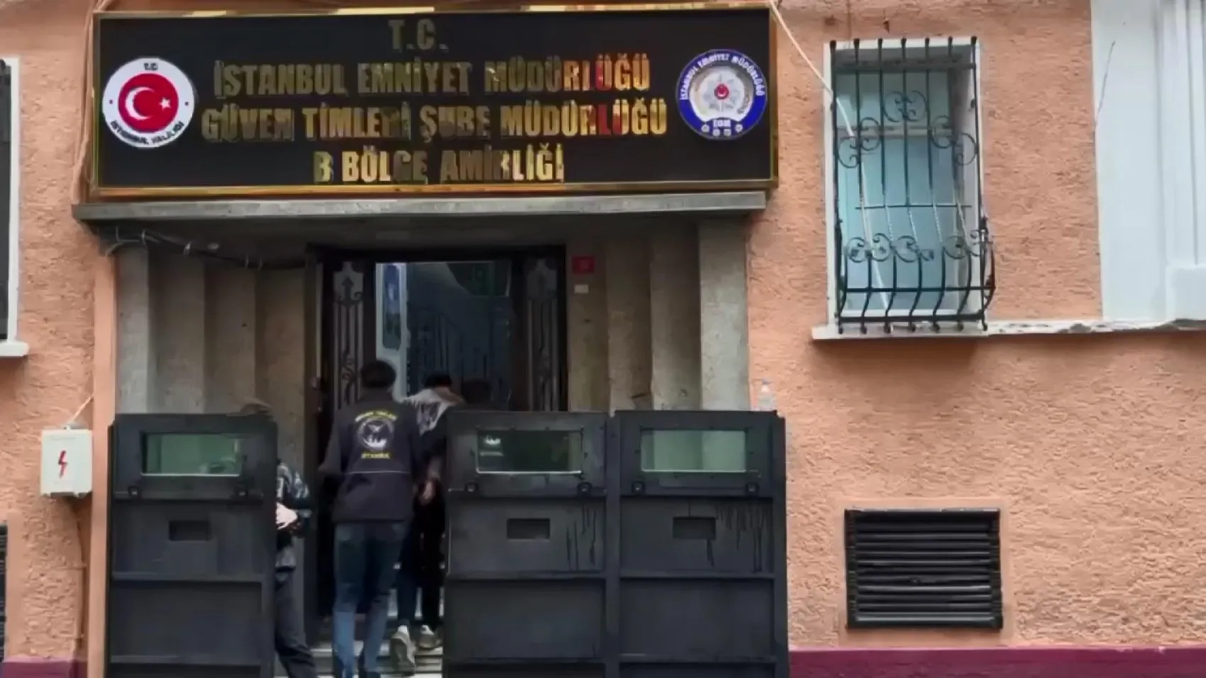 Taksim'in göbeğinde pes dedirten hırsızlık: Uyuyan vatandaşa sürünerek yaklaştı