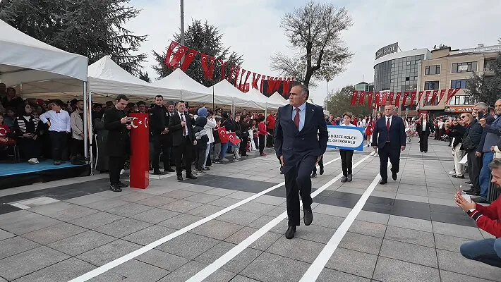 Düzce'deki tören geçişinde o isim yine tüm dikkatleri üzerine çekti