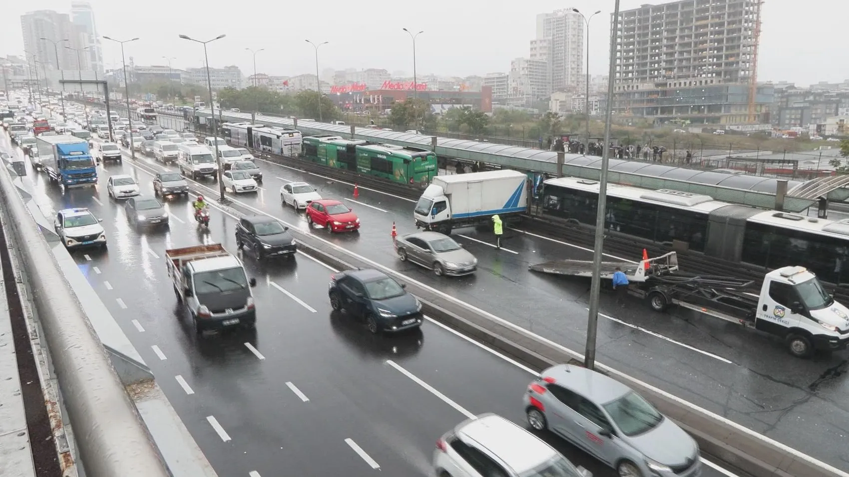 Haramidere hattında yağmur kazayı beraberinde getirdi: Metrobüs yolu kilitlendi