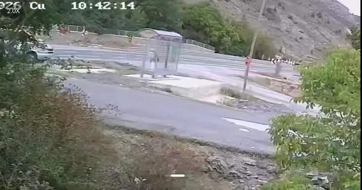 Gümüşhane'de saniyelerle gelen mucize: Durakta beklerken ölümden döndü
