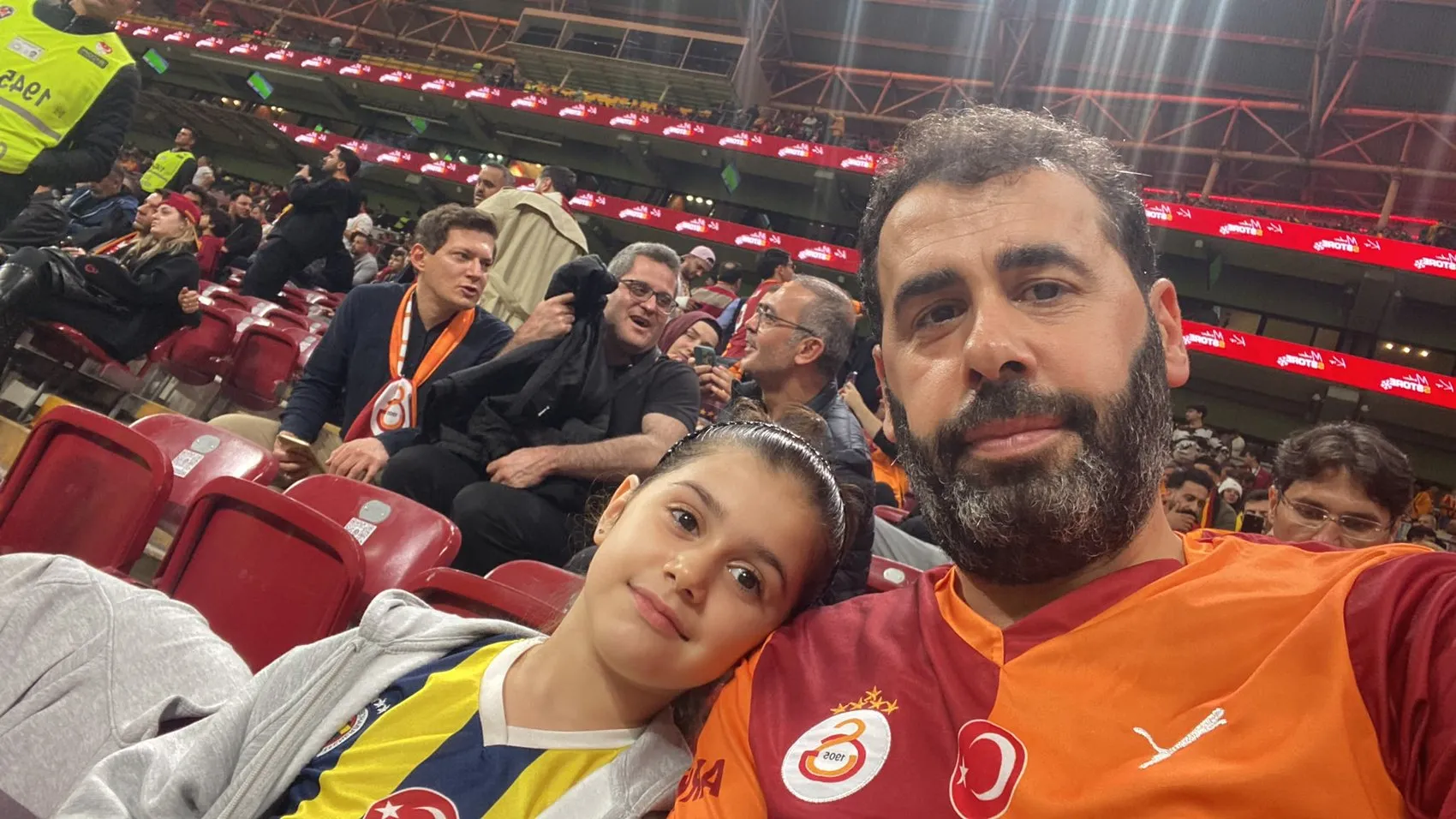 Tribünlerin en tatlı rekabeti: Galatasaraylı babanın yanında Fenerbahçe formasıyla derbi heyecanı