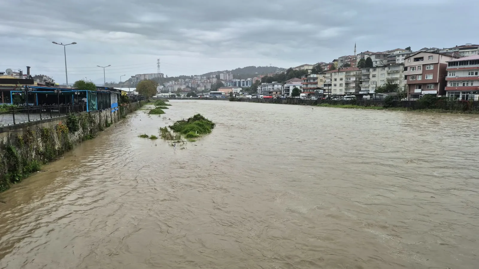 Karadeniz'in hırçın dalgaları Alaplı'yı vurdu: Mendirek inşaatı zarar gördü