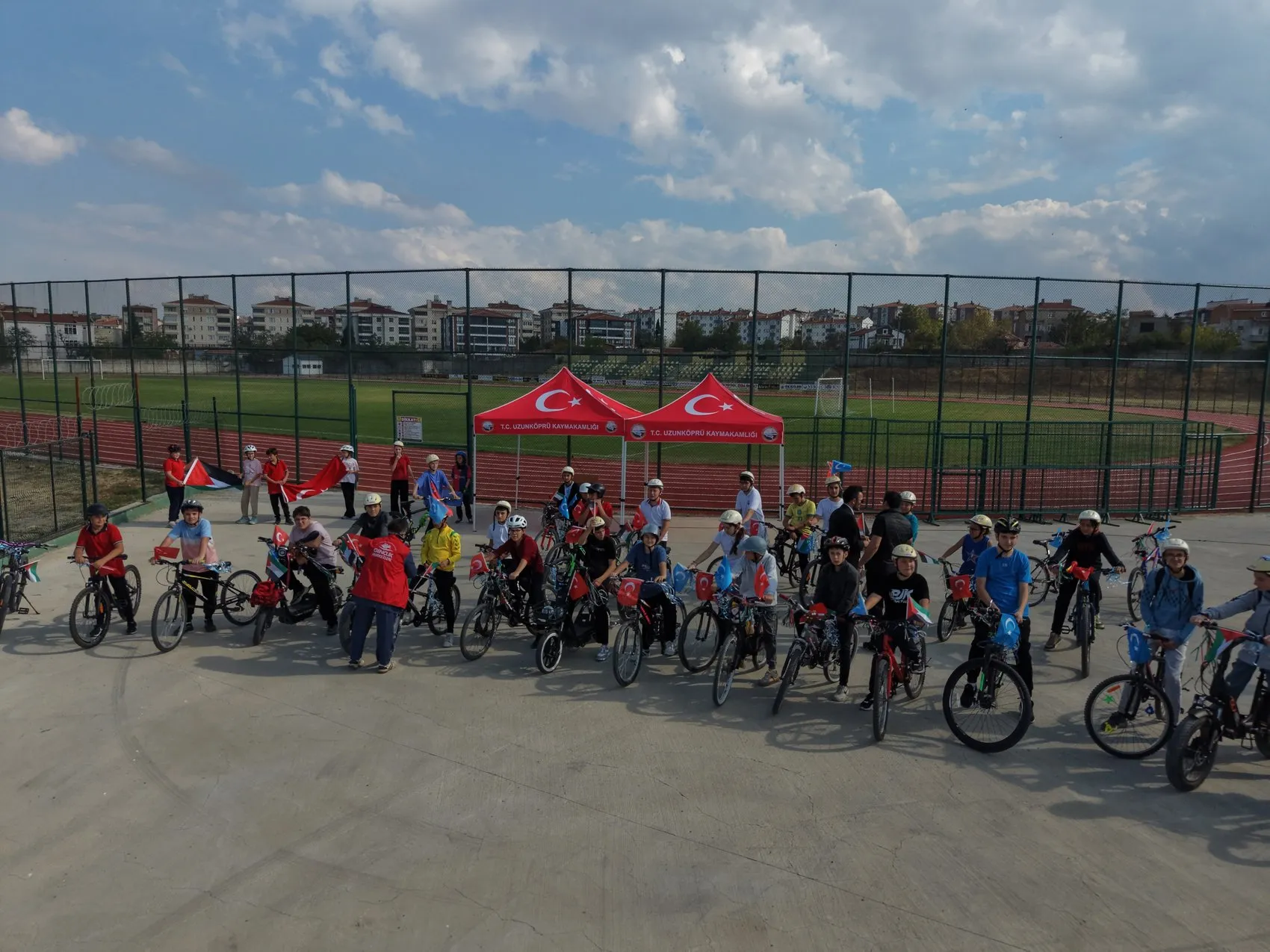 Uzunköprü'de vicdan nöbeti: İki kıta için aynı anda pedal çevirdiler