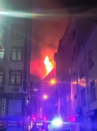 Esenler'de gece yarısı korkutan alevler: Beş katlı binanın çatısı küle döndü