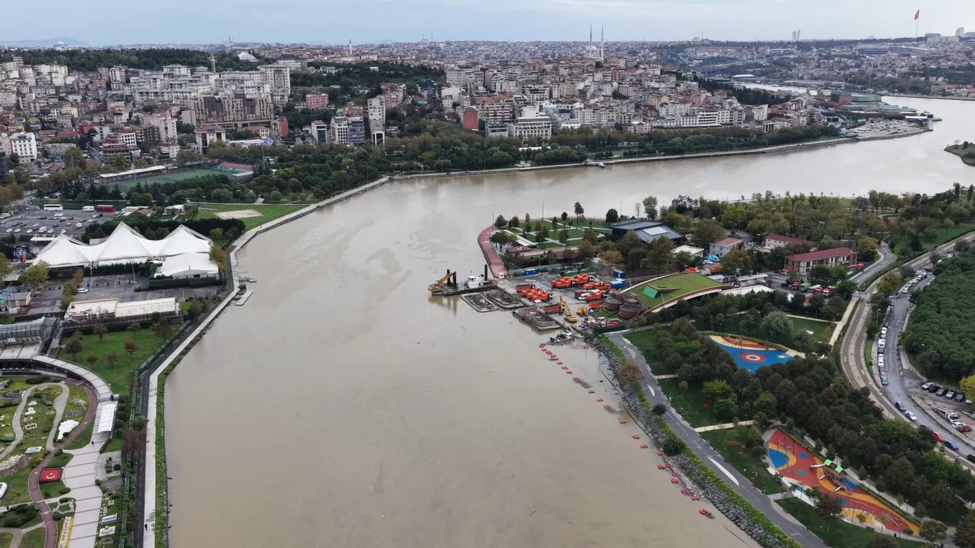 İstanbul'da felaketin izleri: Altın Boynuz çamura teslim oldu