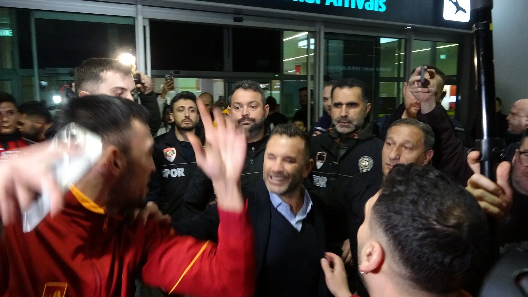 Sarı-kırmızılılar Konya semalarında: Havalimanında büyük coşku
