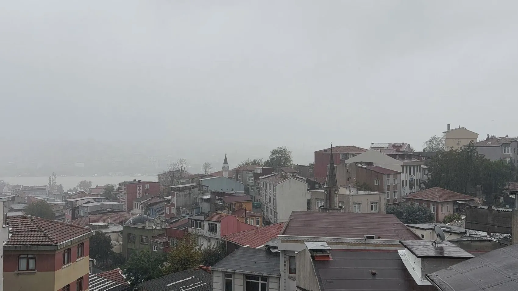 İstanbul'da gündüz vakti geceyi aratmayan görüntüler: Gökyüzü siyaha büründü