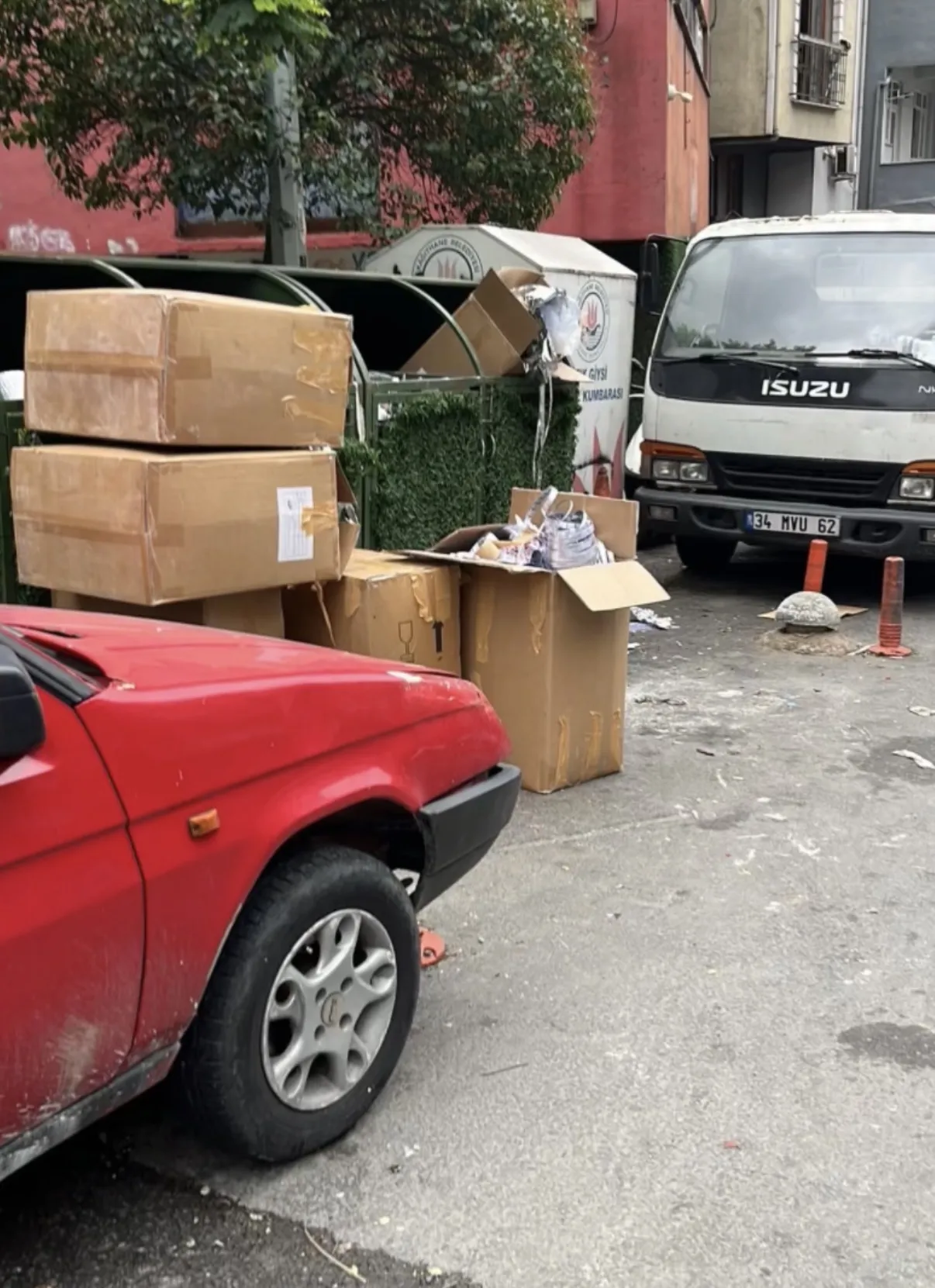 Çöp konteynerindeki şüpheli koliler devasa bir uyuşturucu ağını deşifre etti
