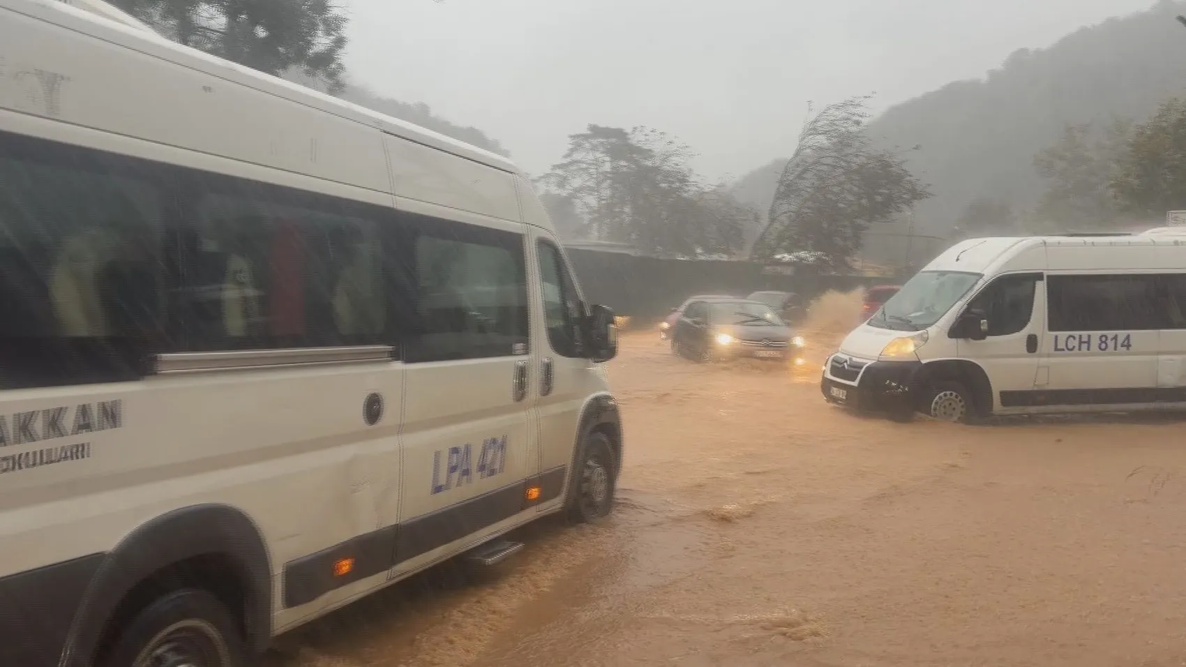 Beykoz'da trafik felç oldu: Sürücüler araçlarını su birikintilerinden iterek kurtardı