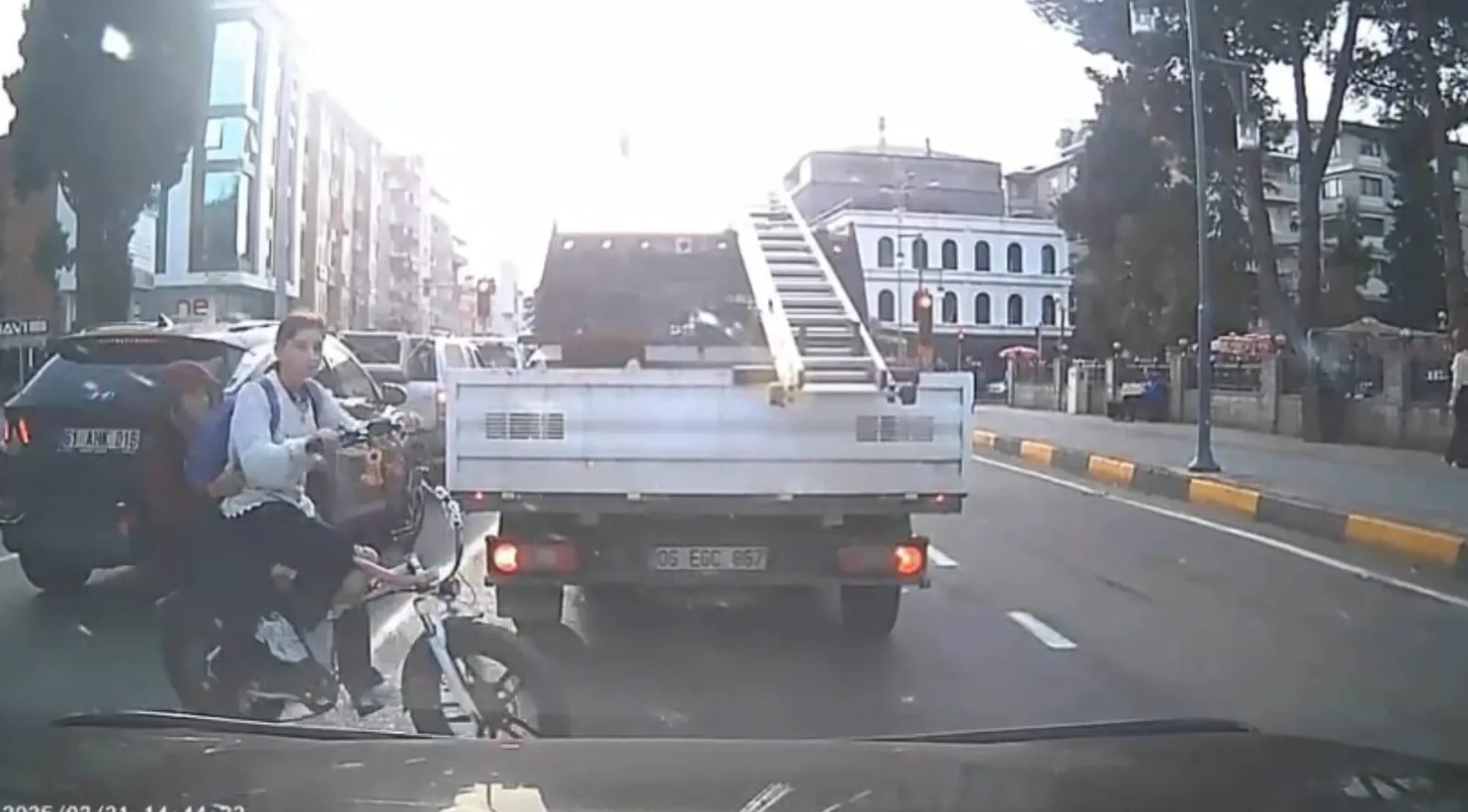 Trabzon'da yürekleri ağza getiren kaza: Elektrikli bisikletli öğrencilere minibüs çarptı