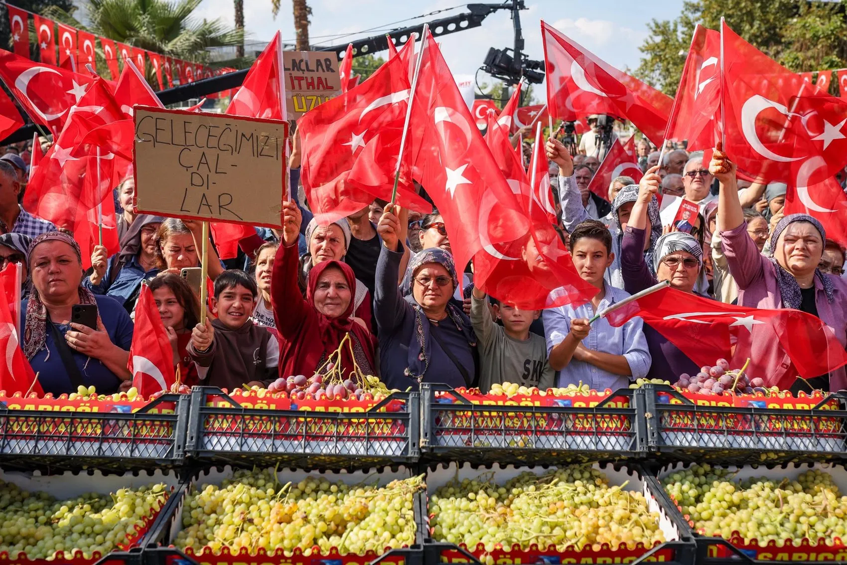 Sarıgöl'de üzüm üreticisinin feryadı: Geçen yıl 40 liraydı, bu yıl 10 liraya düştü