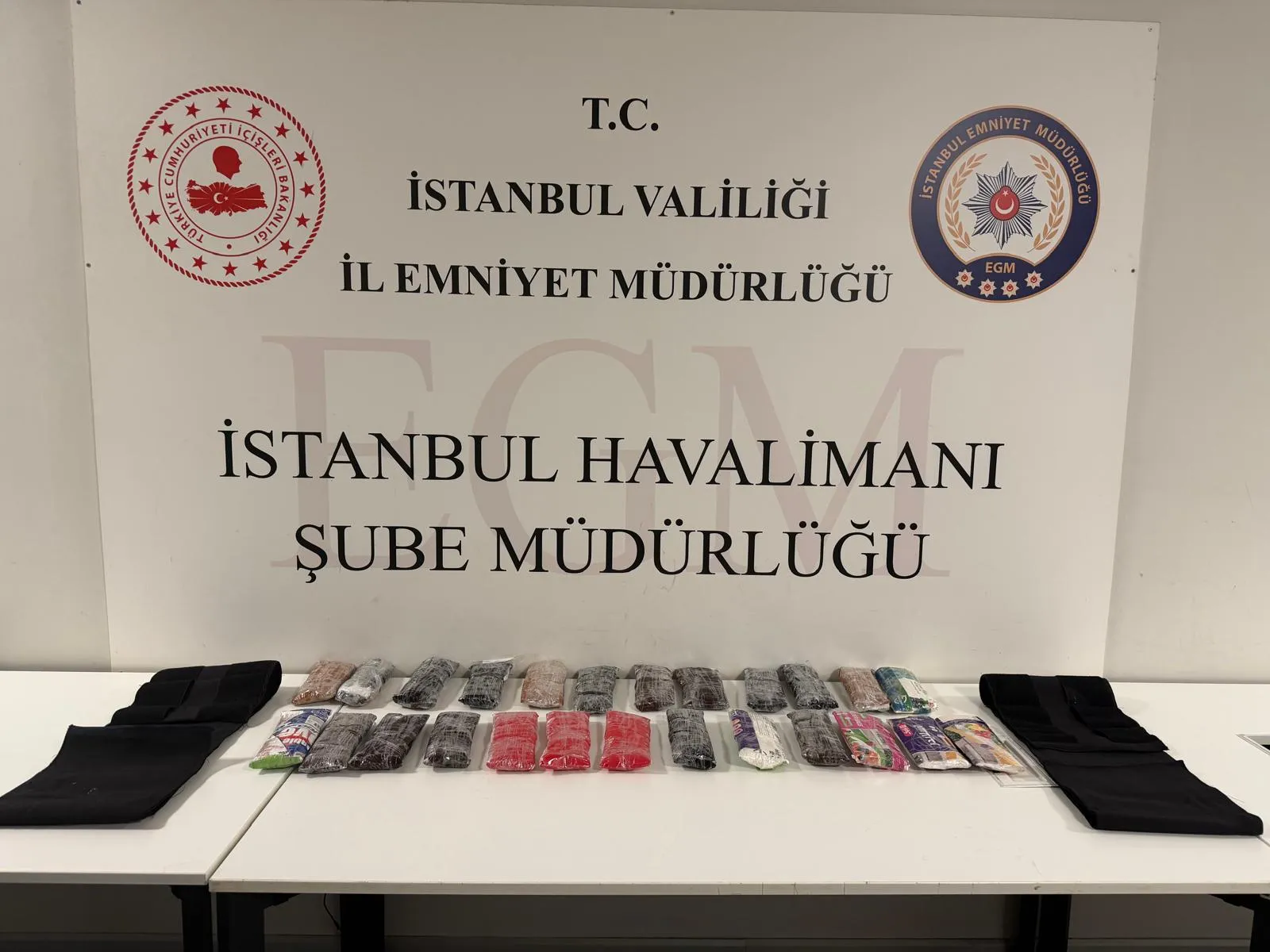 İstanbul Havalimanı'nda şüpheli tavırlar ele verdi: Korselerin altına gizlenmiş servet