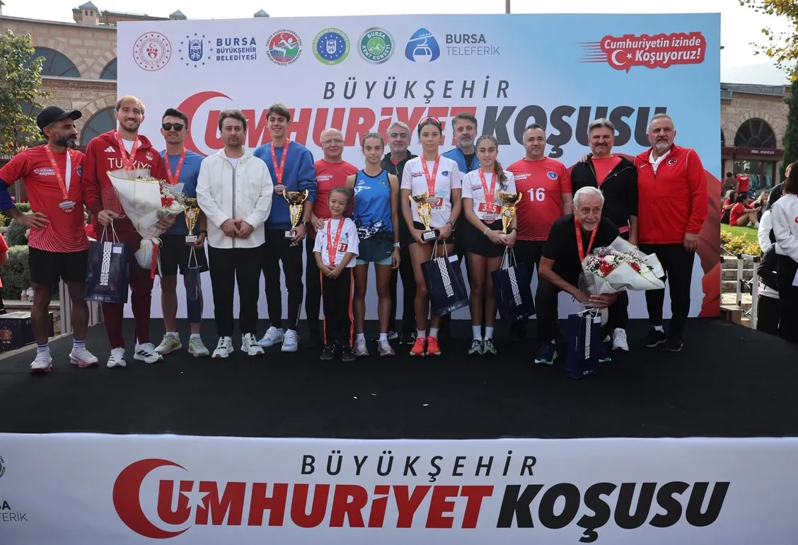 Bursa sokakları kırmızı beyaza boyandı: 4 bin kişi Cumhuriyet için ter döktü