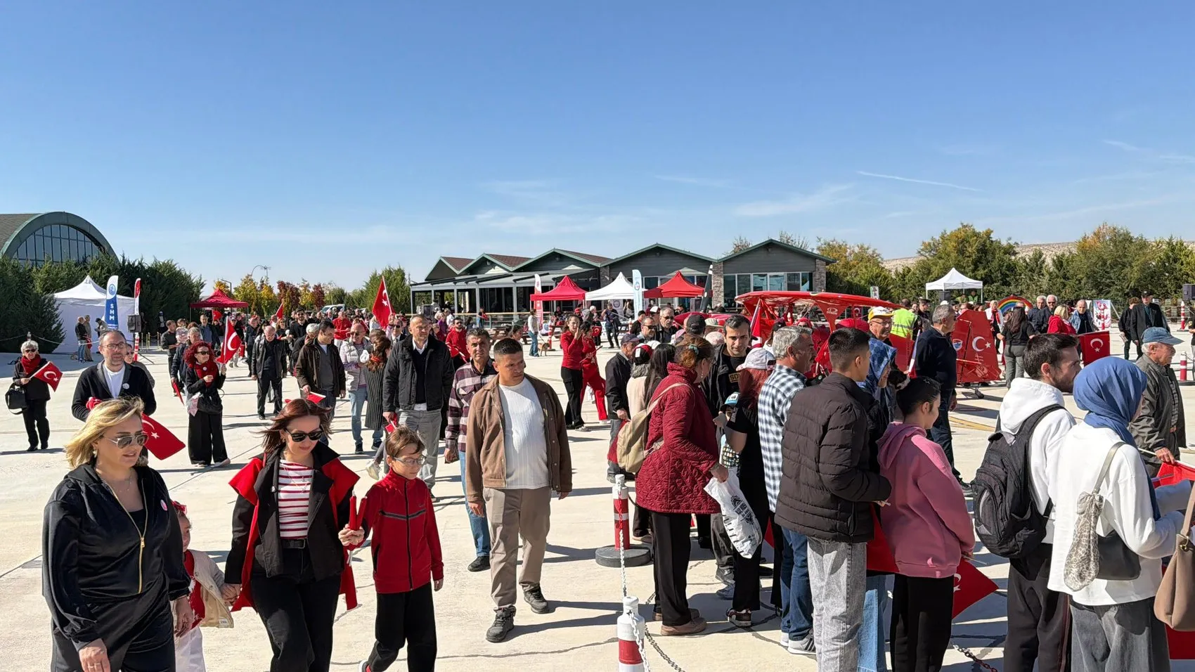 Gökyüzünde Cumhuriyet imzası: Yüzlerce kişi birleşti, akrobasi uçağı yıldızı tamamladı