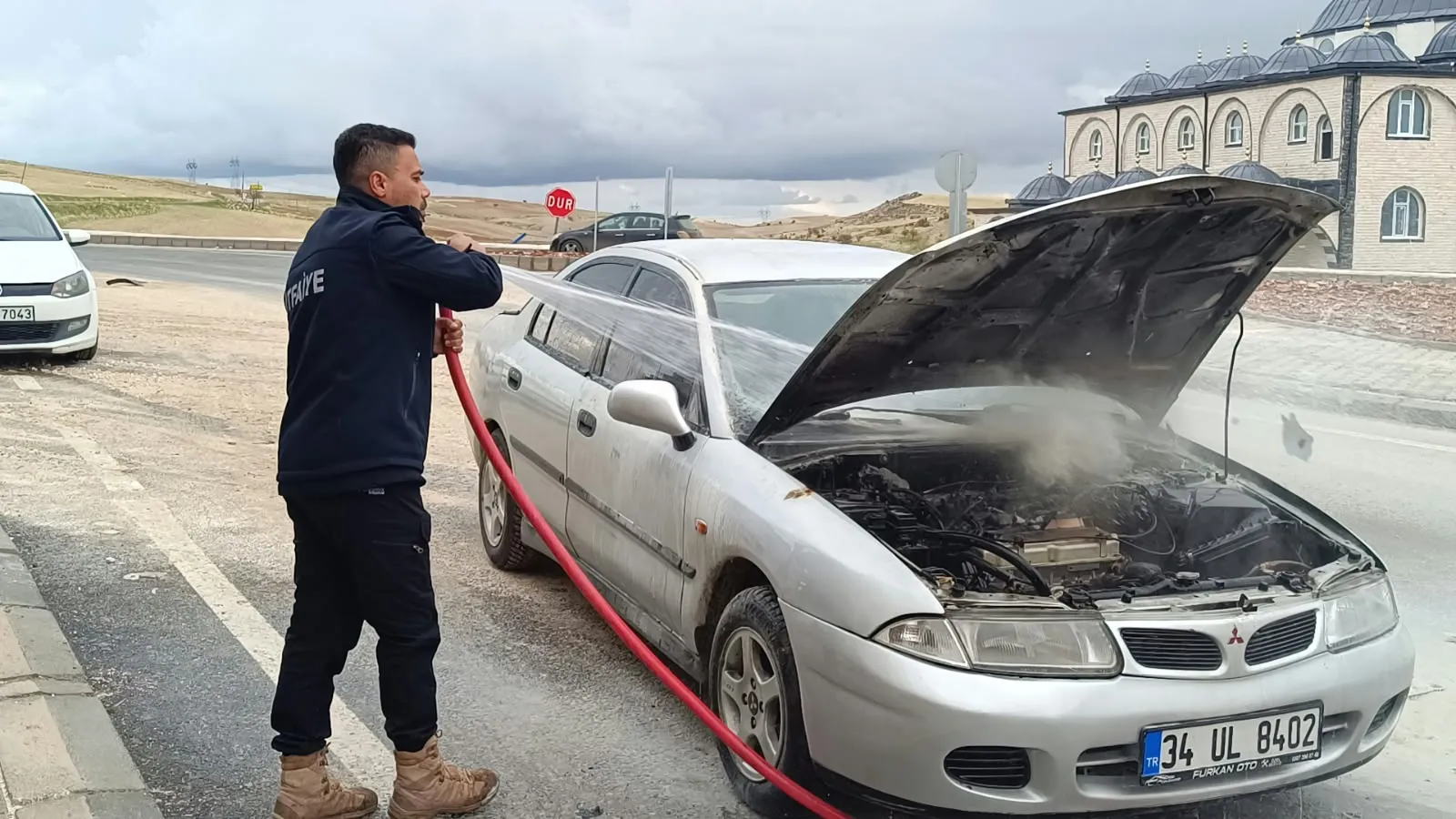 Besni'de korku dolu anlar: Seyir halindeki otomobil bir anda alev topuna döndü
