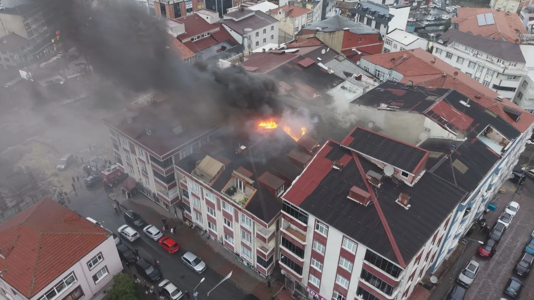 Arnavutköy'de korku dolu anlar: Alevlerin sardığı binadan tahliye operasyonu